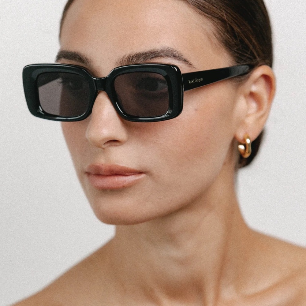 LIKE NEW Velvet Canyon Golden Era Sunnies in Black